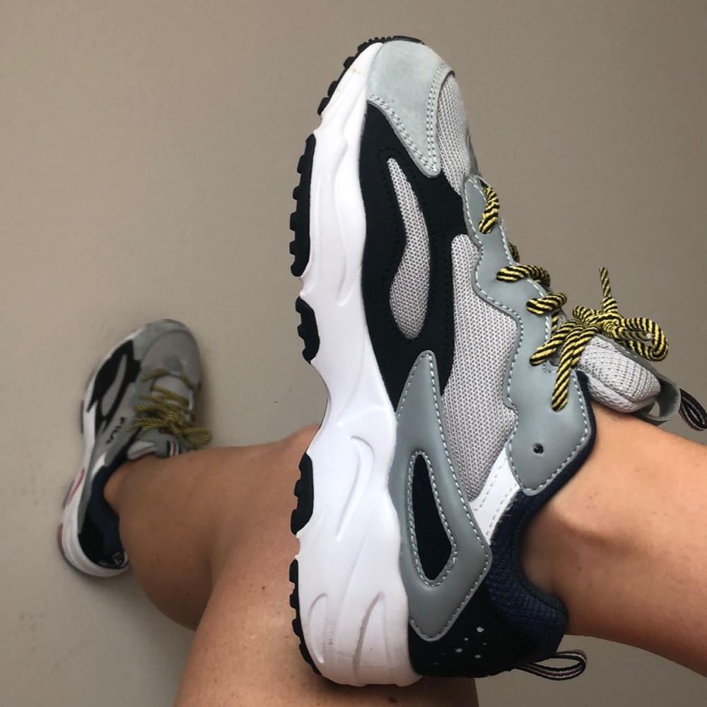 Men’s size 4.5 fila sneakers/ women’s size 6